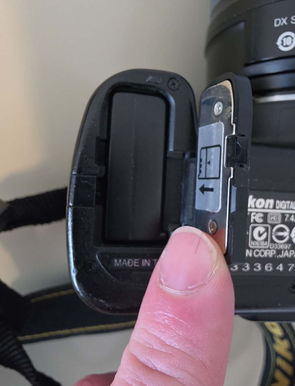 Nikon D40 6.1MP DSLR Camera with 18-55mm Lens and Battery Charger - Picture 11 of 13